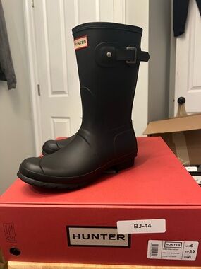 Hunter Women’s  Original Short Boot. Matte Black with Buckle. W/8